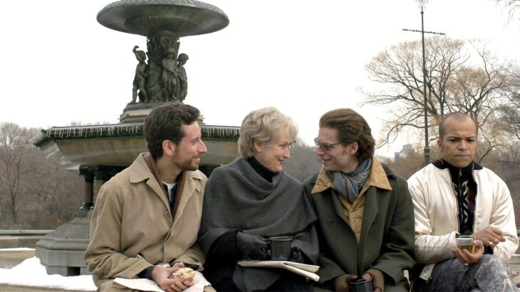 escena de la serie Ángeles en América sentados en la fuente con Meryl