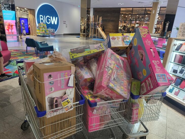 3 carritos de súper llenos de juguetes y regalos de Navidad