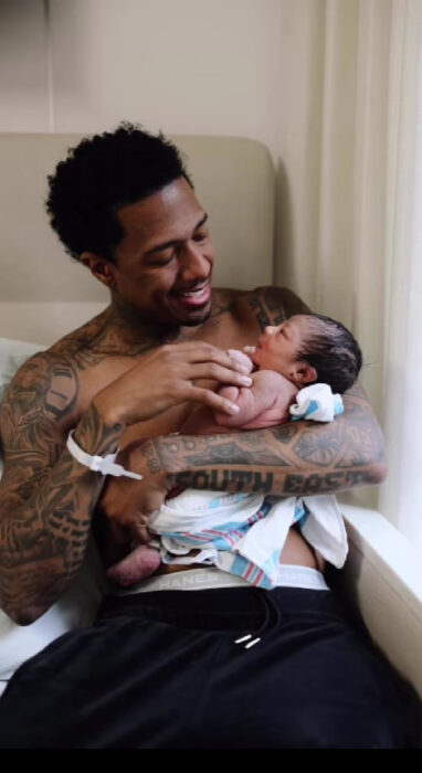 Nick Cannon cargando a su nueva hija Beatiful Zepellin Cannon 