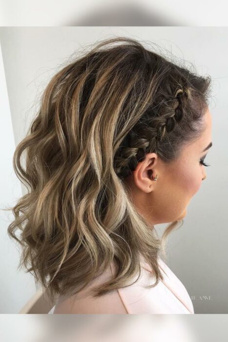 mujer posando con una diadema de trenza en su cabello