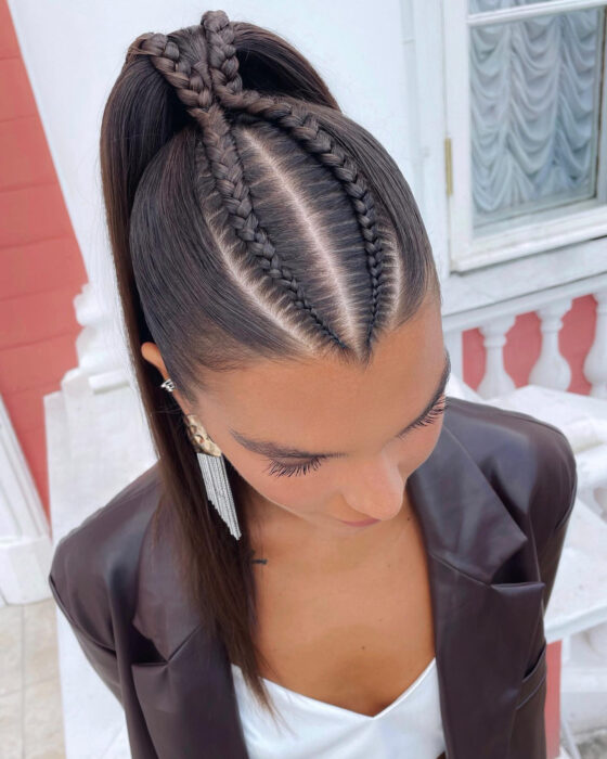 mujer con coleta y trenzas en la parte frontal
