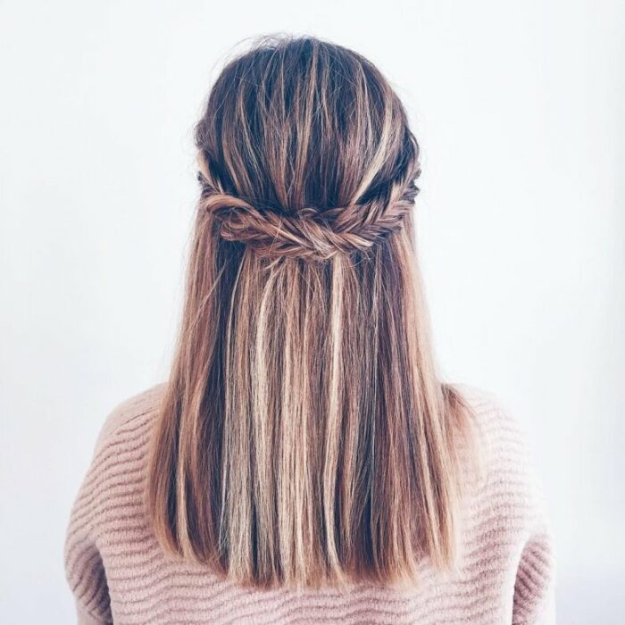 espalda de una chica con peinado de trenzas en la parte de atrás