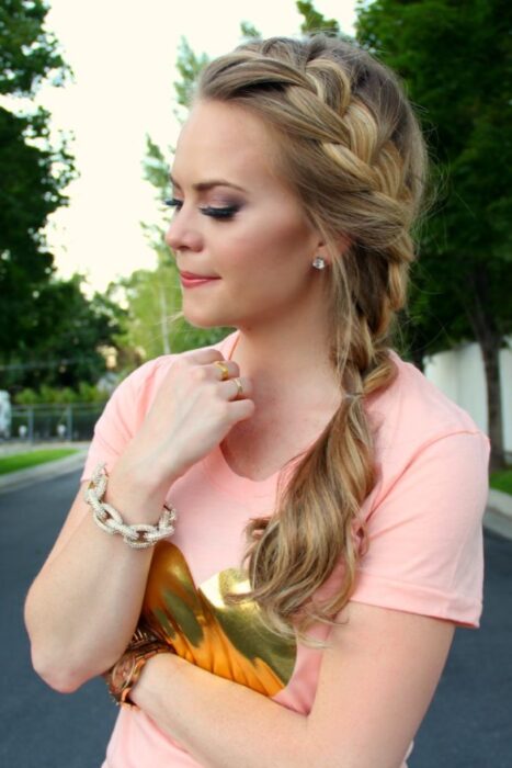 chica con trenza de lado