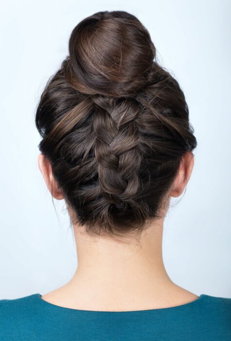 chica mostrando cabello recogido con una trenza abajo