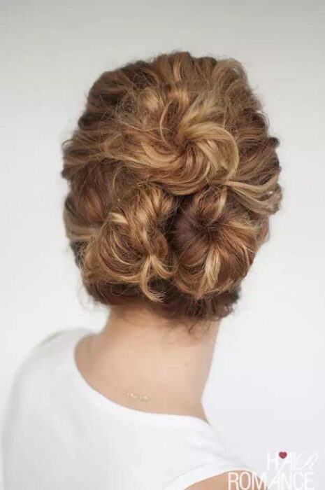 mujer de espaldas mostrando tres buns