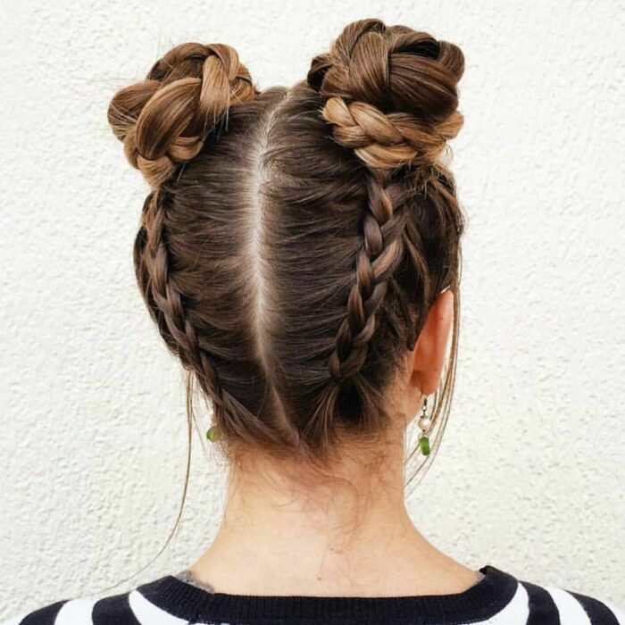 dos chongos con trenzas desde abajo