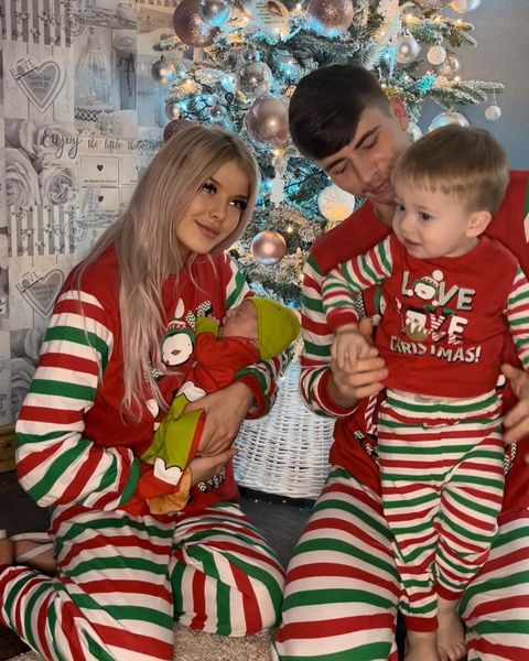 Pareja posando juntos para una fotografía junto a sus hijos