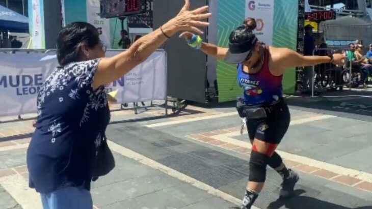 maratonista llega a la línea de meta