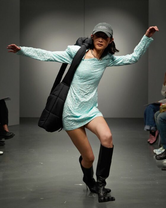 modelo de la diseñadora Karlsson simulando caída durante una pasarela 