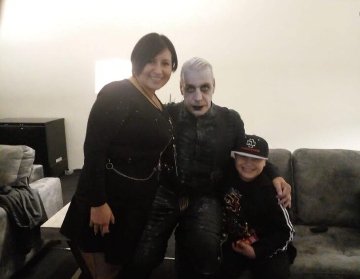 Diego Israel, un niño de Monterrey junto a su mamá y a Till Lindemann