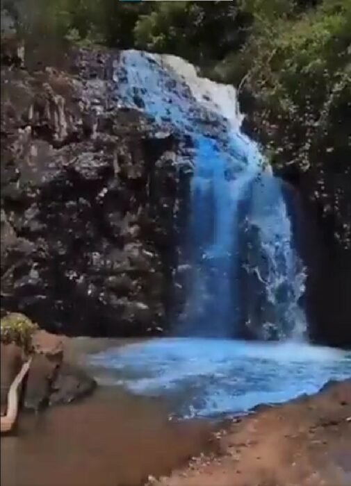 pareja pintó azul el agua de una cascada en una revelación de sexo en Brasil 