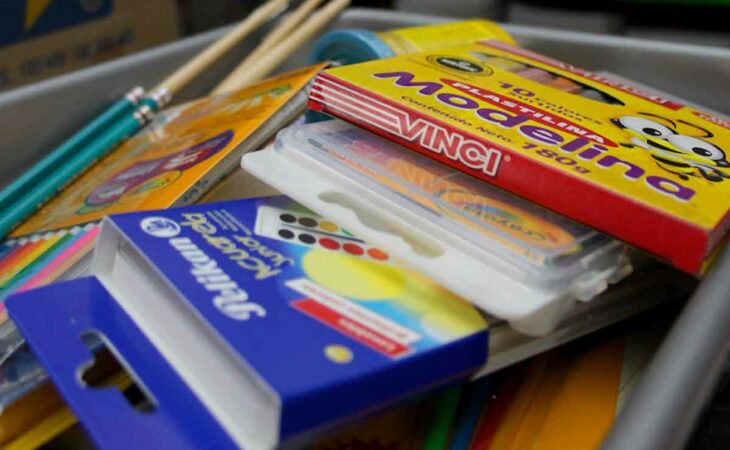 imagen muestra algunos útiles escolares