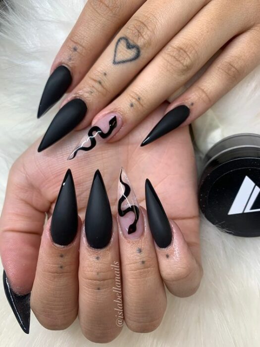 uñas en pico decoradas con serpientes