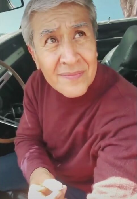 cara de un hombre al que su hijo le regaló un carro