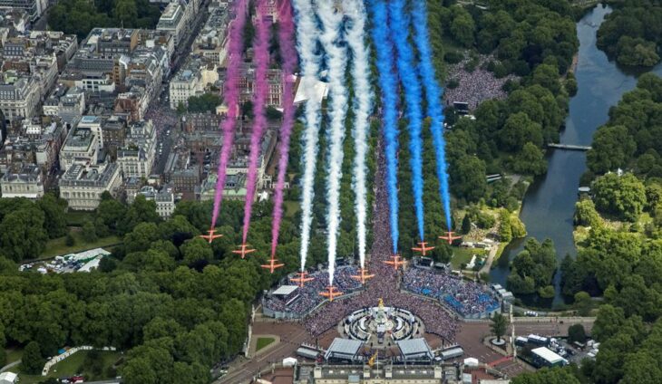 Flechas Rojas realizan un vuelo después de la ceremonia Trooping the Colour