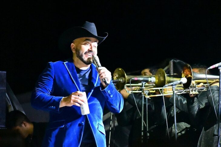 Fotografía de Lupillo Rivera sobre un escenario