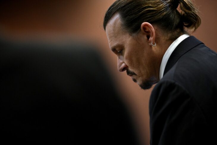 Fotografía de Johnny Depp dentro de la corte Fairfax en Virginia, Estados Unidos