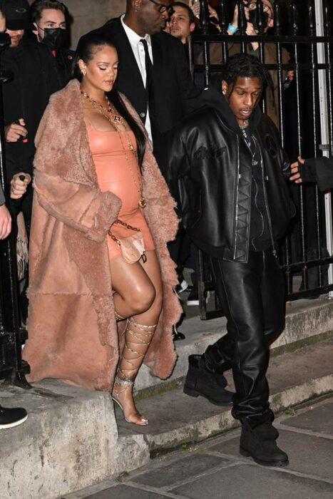 ASAP Rocky y Rihanna caminando en la calle