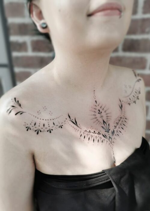 Tatuaje con líneas ;15 Tatuajes que harán de tu pecho una obra de arte