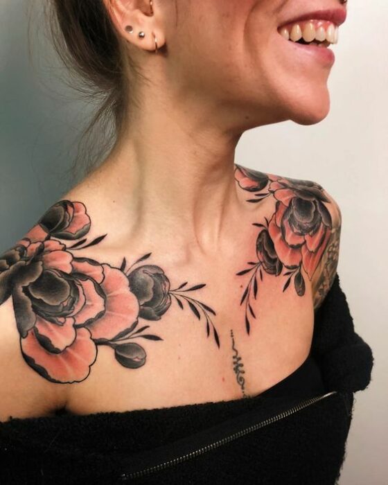 Tatuaje con rosas grandes ;15 Tatuajes que harán de tu pecho una obra de arte