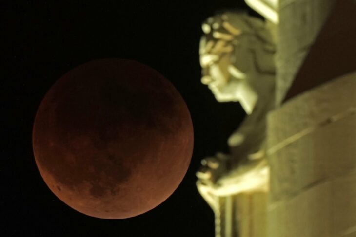 Eclipse lunar 2022 junto a la torre Liberty Memorial en Kansas, Estados Unidos.