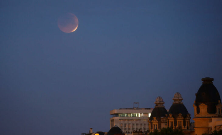 Fotografía de la luna de sangre vista desde Francia, París
