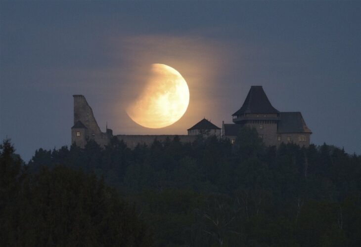 Luna vista desde el Castillo de Lipnice nad Sazavou, República Checa