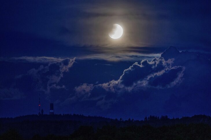 Fotografía de la luna vista desde montañas cercanas a Frankfurt, Alemania