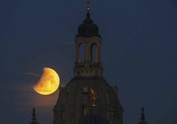 Luna roja vista desde Dresde, Sajonia, Alemania
