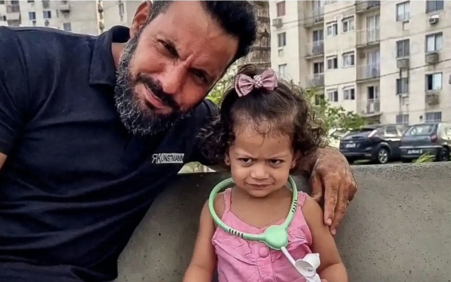 Isabela niña que nació enojada posando junto a su fotógrafo