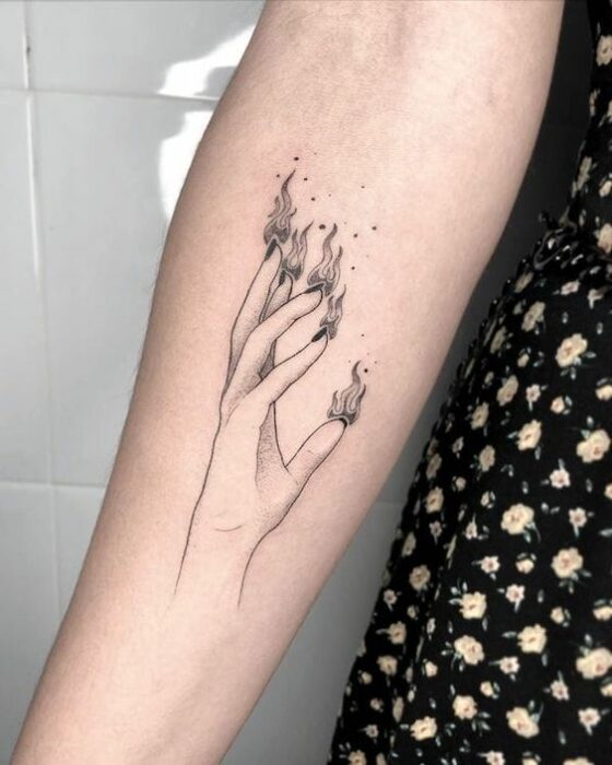 mano en llamas ;tatuajes raros y bonitos que vas a querer llevar (5)