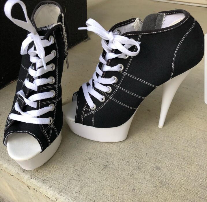 zapatos de tacón con figura de tenis con agujetas