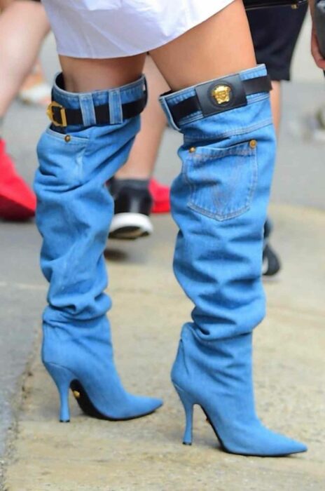 imagen de unas piernas usando botas de un pantalón de mezclilla con cinto