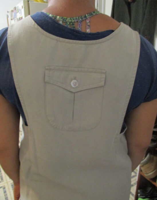 vestido con una bolsa en la parte trasera debajo del cuello
