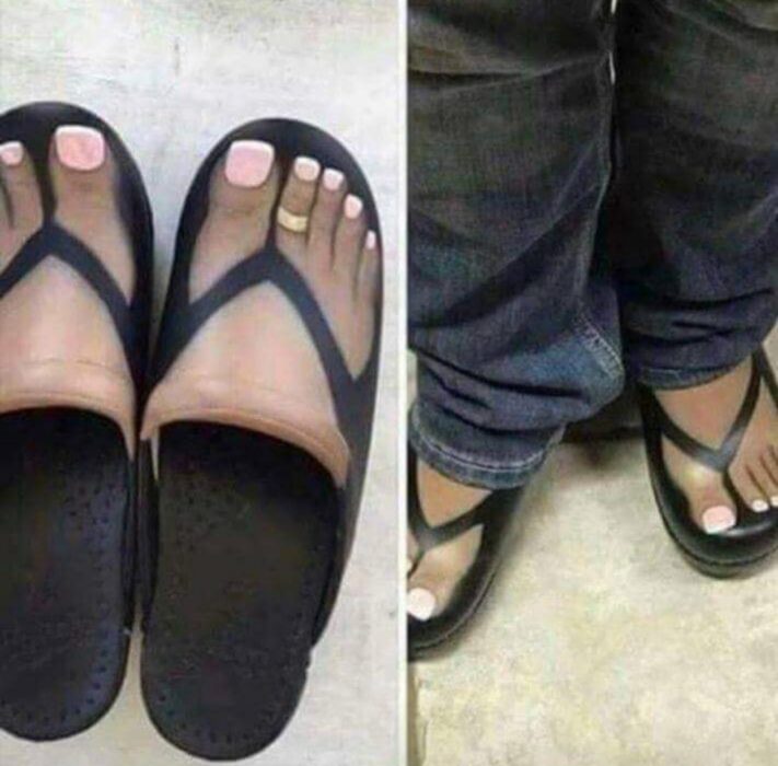 sandalias que traen la figura de dedos con las uñas pintadas