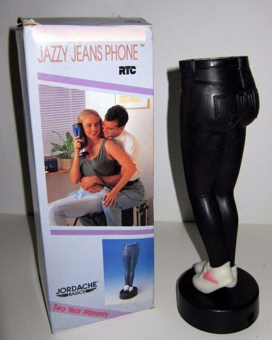 teléfono con figura de piernas de mujer