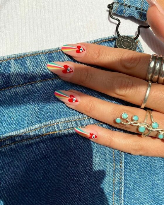 Manicura con corazones; Manicuras para abrir tu tercer ojo de bruja y alejar las malas vibras