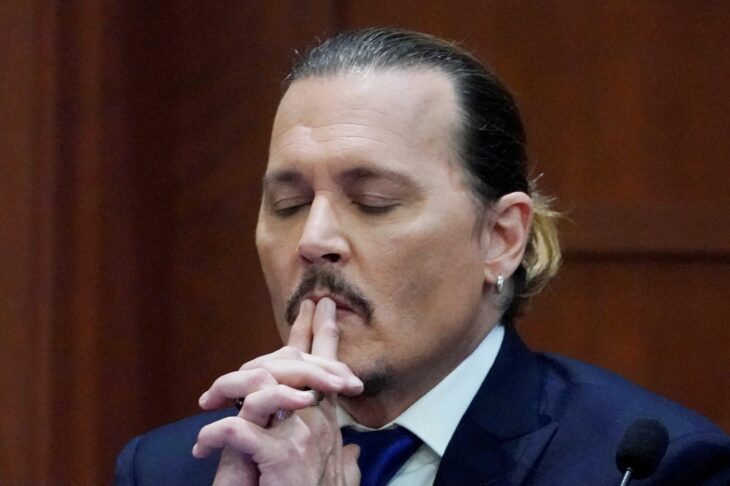 Johnny Depp con las manos en su cara durante el juicio contra Amber