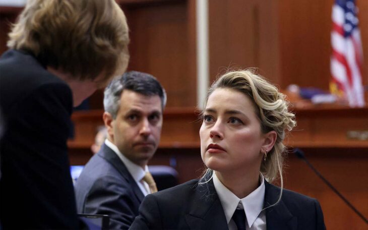 Amber Heard observando a su defensa durante el juicio de difamación contra Johnny Depp