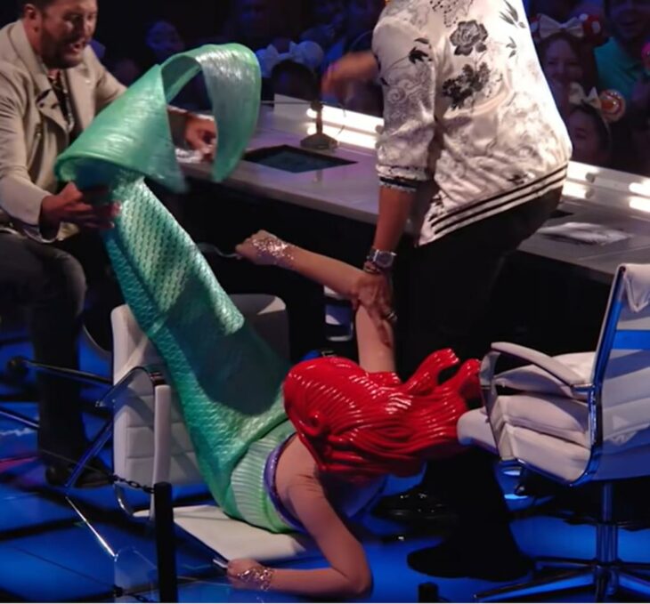 Katy Perry se cayó disfrazada de La Sirenita en American Idol