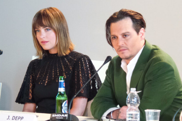 Dakota Johnson y Johnny Depp en la rueda de prensa de la película Pacto Criminal, durante la 72ª edición del Festival de Cine de Venecia en 2015.