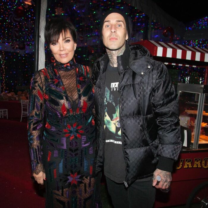 Travis Barker abrazando a Kris Jenner