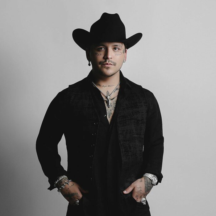 Christian Nodal posando en las fotos de Ya No Somos Ni Seremos