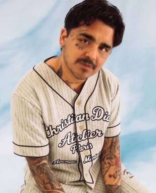 meme de Christian Nodal tatuado de todo el cuerpo