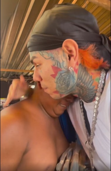 Rapero 6ix9ine regalando dinero 