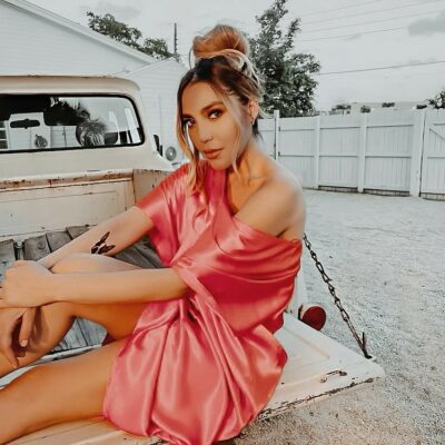 Fotografía de Frida Sofía sentada en la parte trasera de una camioneta 