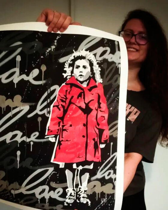 Oliwia Dabrowska mostrando póster de su personaje en La lista de Schindler