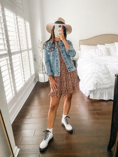 Chica usando un outfit con botas de combate