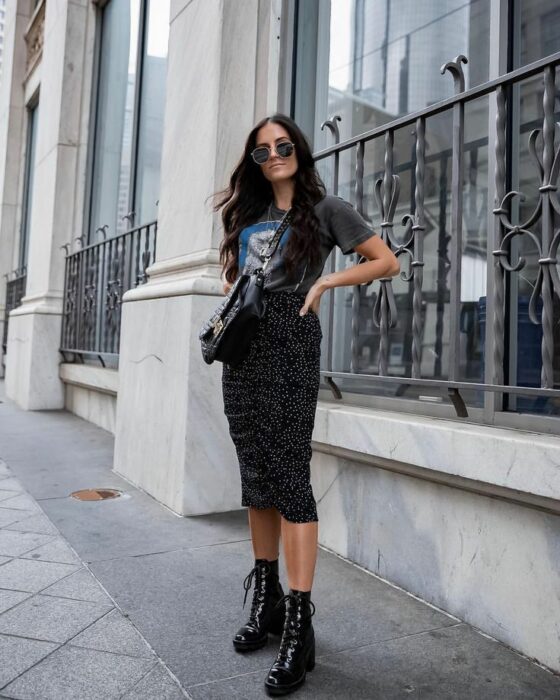 Chica usando un outfit con botas de combate