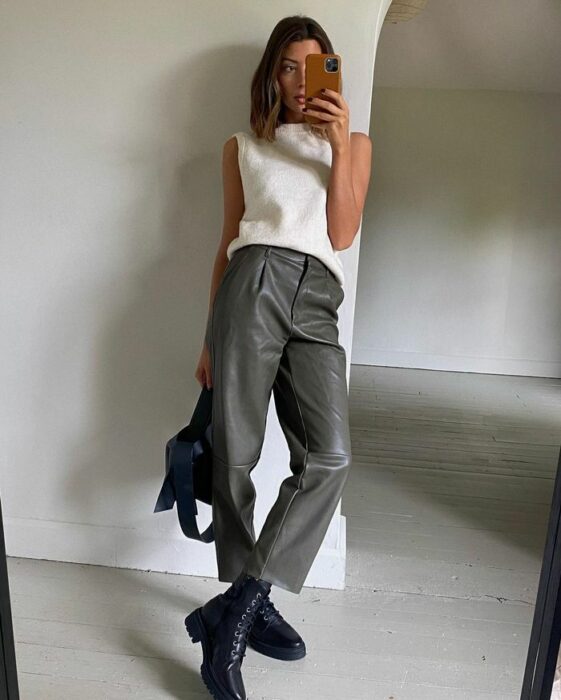 Chica usando un outfit con botas de combate